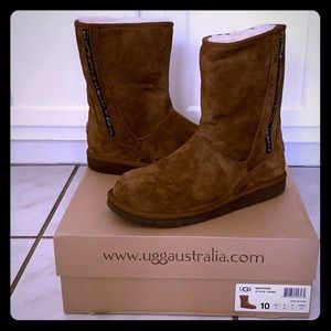 LIKE NEW UGG MAYFAIRE 5116, SIZE 10